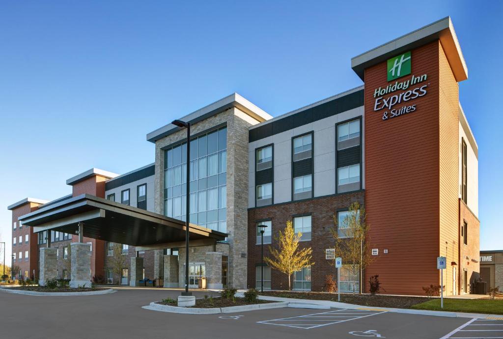 Holiday Inn Express & Suites - Milwaukee - Brookfield an IHG Hotel - main image