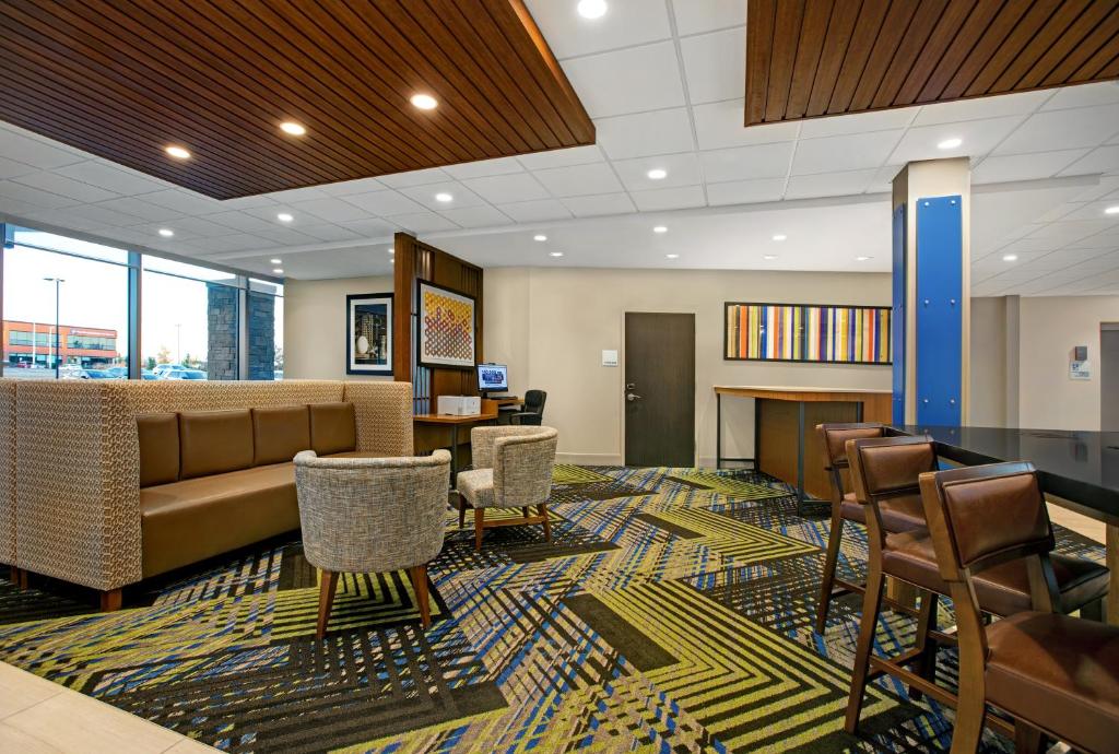 Holiday Inn Express & Suites - Milwaukee - Brookfield an IHG Hotel - image 4