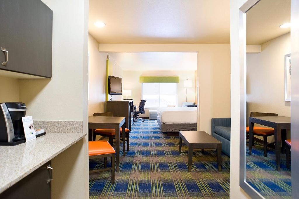 Holiday Inn Express Hotel & Suites Brookings an IHG Hotel - image 3