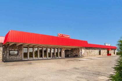 Econo Lodge Inn & Suites Brookings - image 13