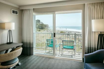 Beachfront Inn - image 9