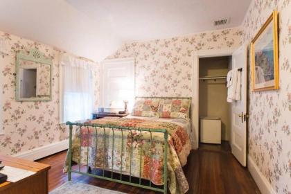 The Coolidge Corner Guest House: A Brookline Bed and Breakfast - image 12