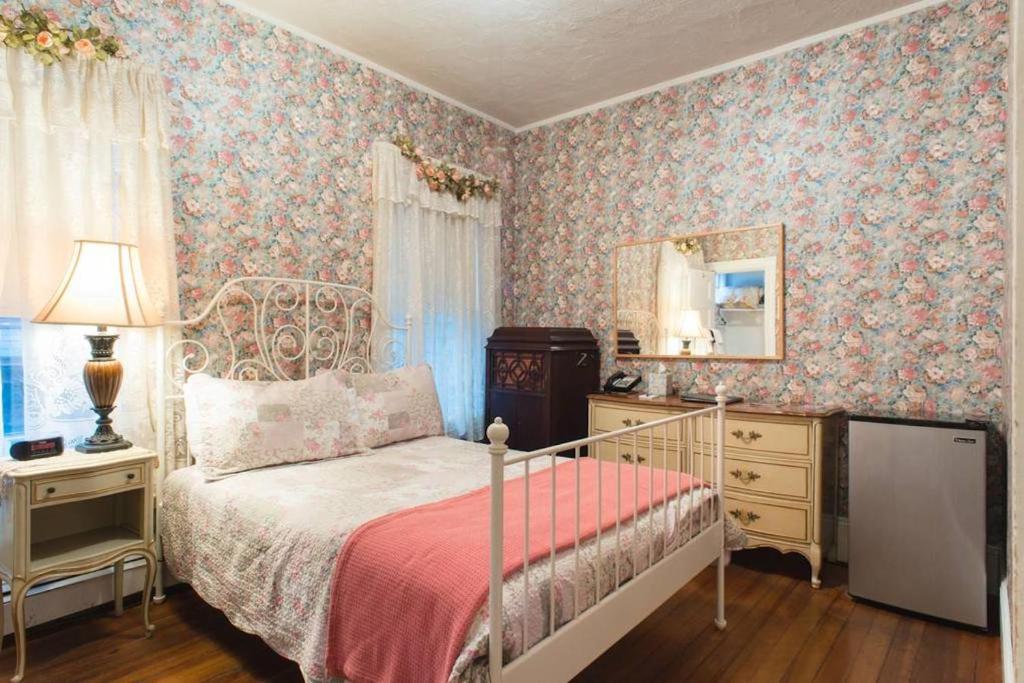 The Coolidge Corner Guest House: A Brookline Bed and Breakfast - image 6