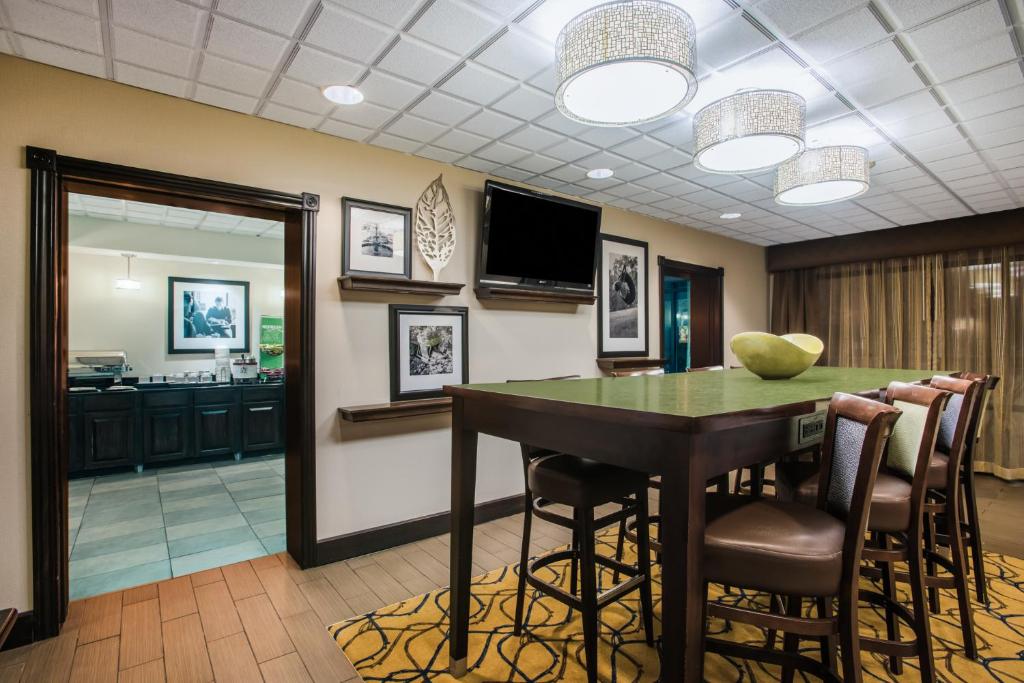 Hampton Inn Cleveland-Airport/Tiedeman Road - image 4