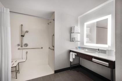 Hampton Inn Brooklyn Park - image 13