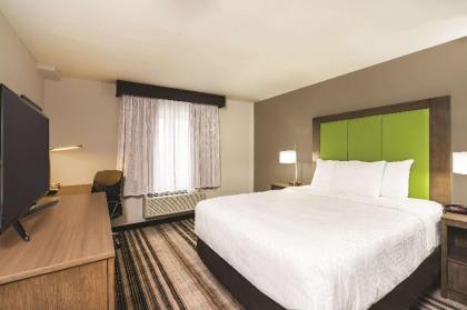 La Quinta Inn & Suites by Wyndham Brooklyn Central - image 4