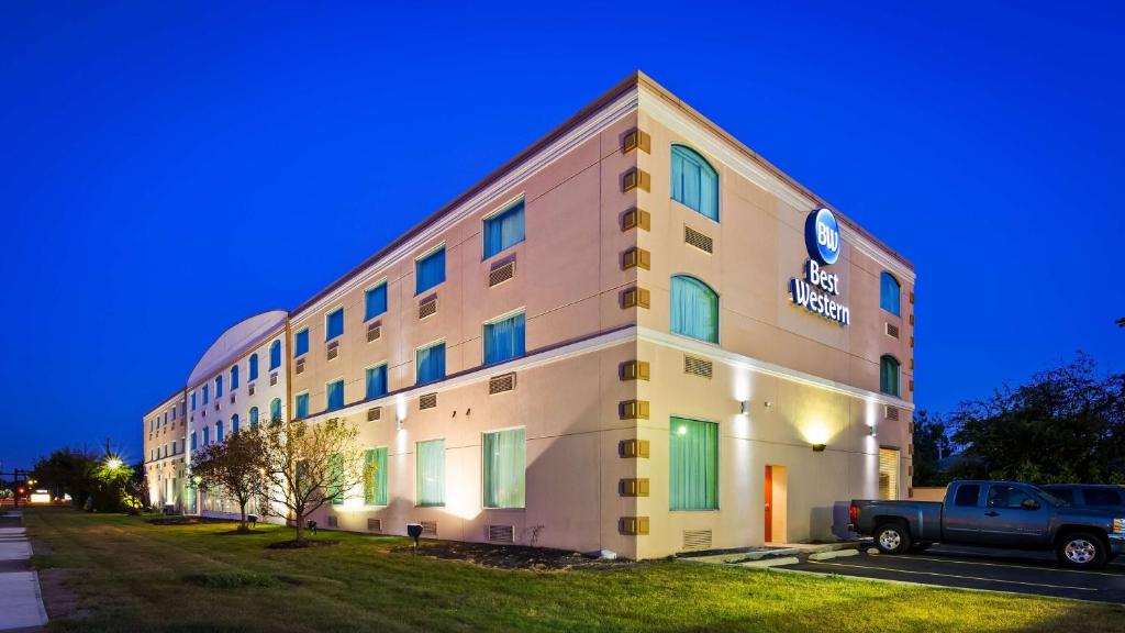 Best Western Airport Inn & Suites Cleveland - main image