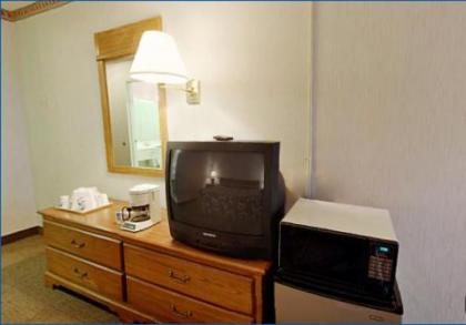 Travelodge by Wyndham Cleveland Airport - image 6