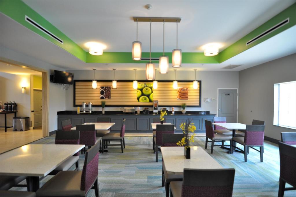 La Quinta Inn & Suites by Wyndham Brookshire - image 5