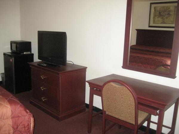 Executive Inn Brookshire - image 4