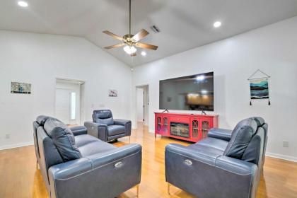 Brooksville Home with Lanai 15 Min to Dtwn! - image 4