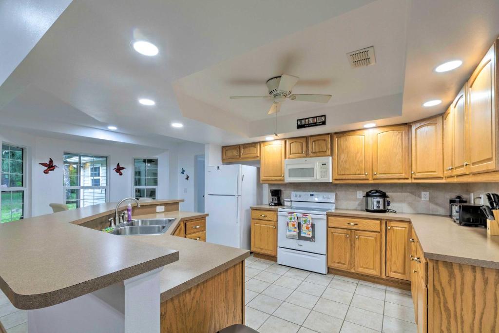 Brooksville Home with Lanai 15 Min to Dtwn! - image 7