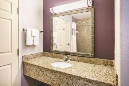 La Quinta Inn & Suites by Wyndham Brownwood - image 2