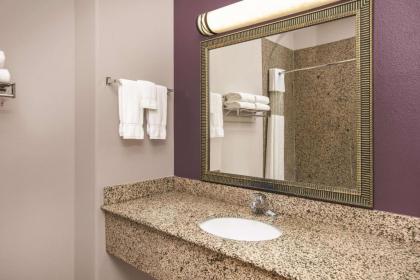 La Quinta Inn & Suites by Wyndham Brownwood - image 5