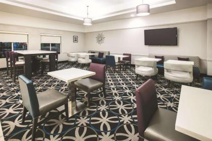 La Quinta Inn & Suites by Wyndham Brownwood - image 9