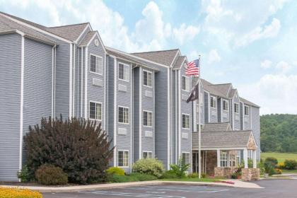 Microtel Inn & Suites by Wyndham Hazelton/Bruceton Mills - image 1