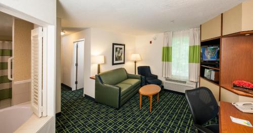 Fairfield Inn & Suites by Marriott Brunswick Freeport - image 6