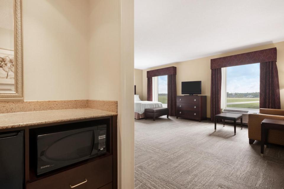 Hampton Inn & Suites Brunswick - image 4