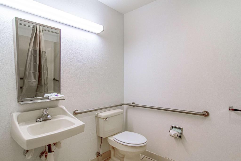 Americas Best Value Inn & Suites Brunswick - image 2