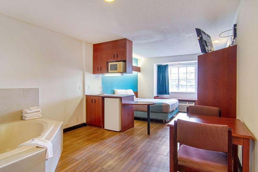 Americas Best Value Inn & Suites Brunswick - image 3