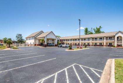 Econo Lodge Inn & Suites Bryant - image 11