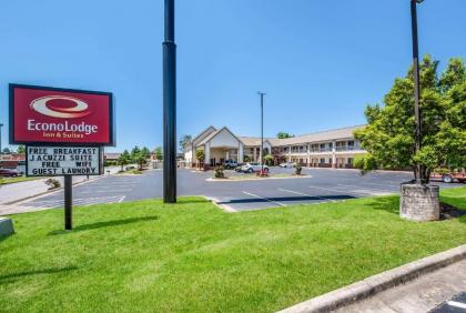 Econo Lodge Inn & Suites Bryant - image 12