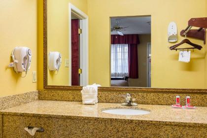 Econo Lodge Inn & Suites Bryant - image 2