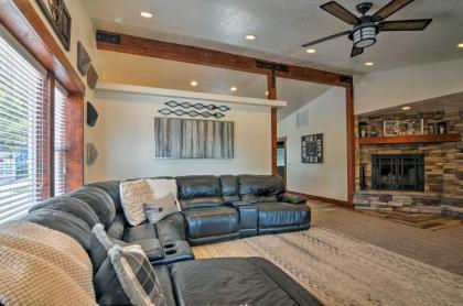 Luxe Bryce Canyon Home with Fireplace Patio and Grill - image 10