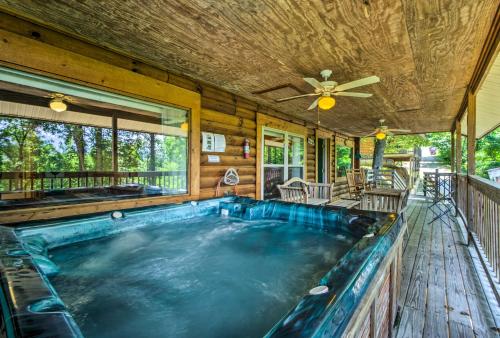 Bear Den Cabin with Hot Tub 4Mi to Nantahala River - image 3