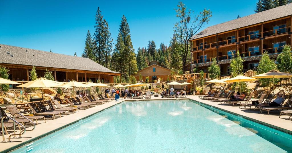 Rush Creek Lodge at Yosemite - image 3