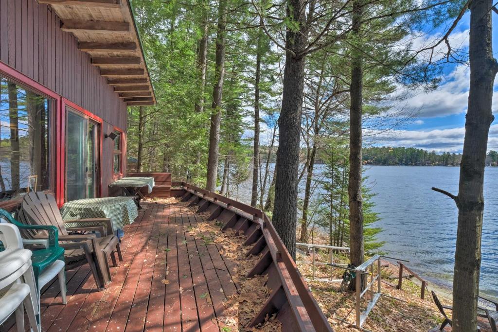 Lakefront Hartford Cabin with Canoe and Boat Ramp - image 3