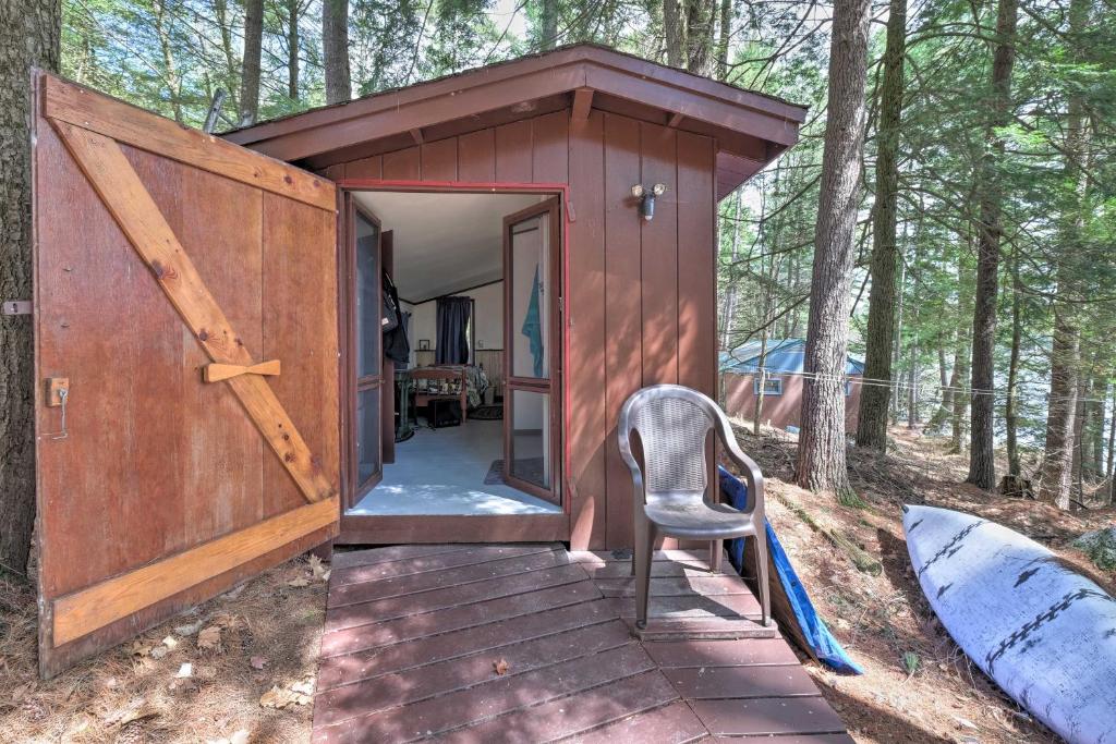 Lakefront Hartford Cabin with Canoe and Boat Ramp - image 6