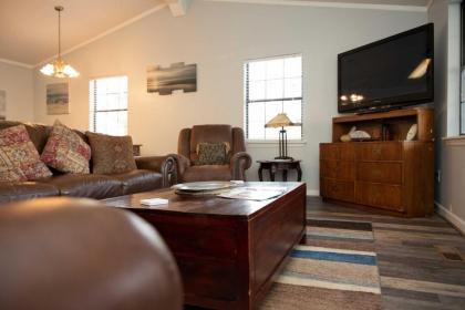 Lakefront Buckhead Cottage with Hot Tub and Game Room! - image 12