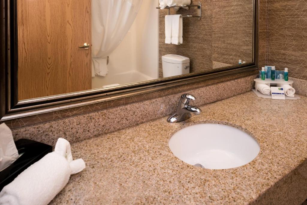 Holiday Inn Express Hotel & Suites Bucyrus an IHG Hotel - image 5