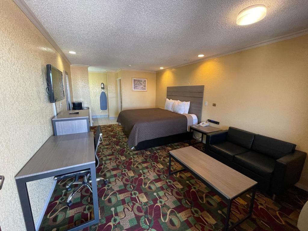 Americas Best Value Inn Buda - image 5