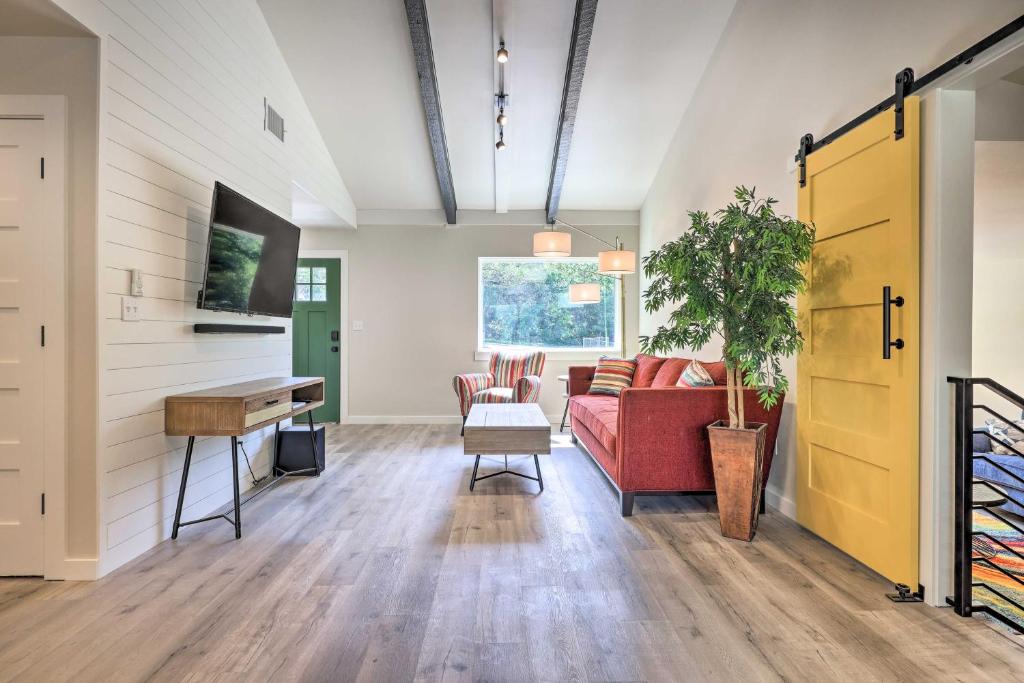 Modern and Colorful Buda Home Near Dtwn Austin! - main image