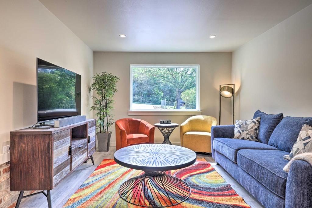 Modern and Colorful Buda Home Near Dtwn Austin! - image 2