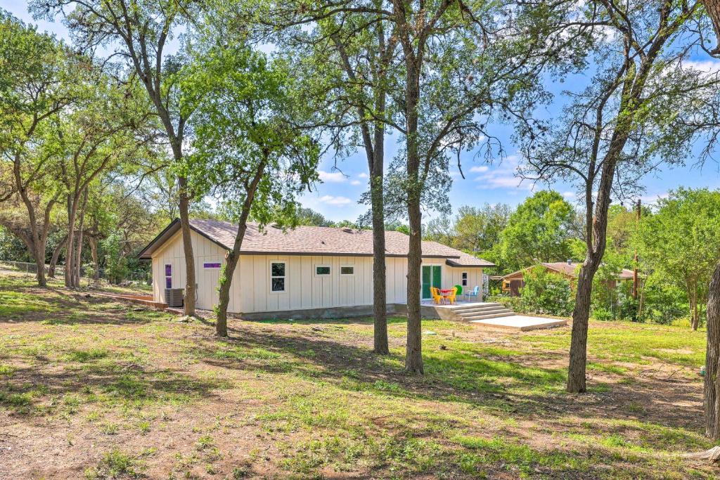 Modern and Colorful Buda Home Near Dtwn Austin! - image 5