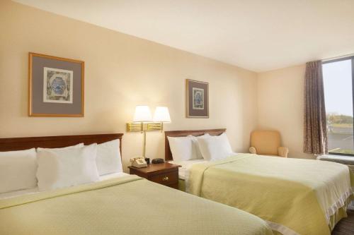 Days Hotel by Wyndham Buffalo Airport - main image