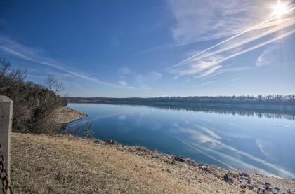 Fisherman-Friendly Bull Shoals Home on Lake! - image 3