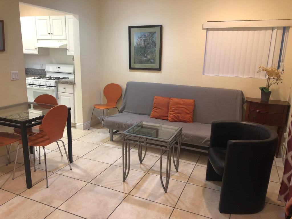 Beautiful New Home in Burbank 1bd - image 5