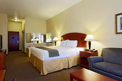 Holiday Inn Express Hotel & Suites Burleson - Fort Worth - image 4