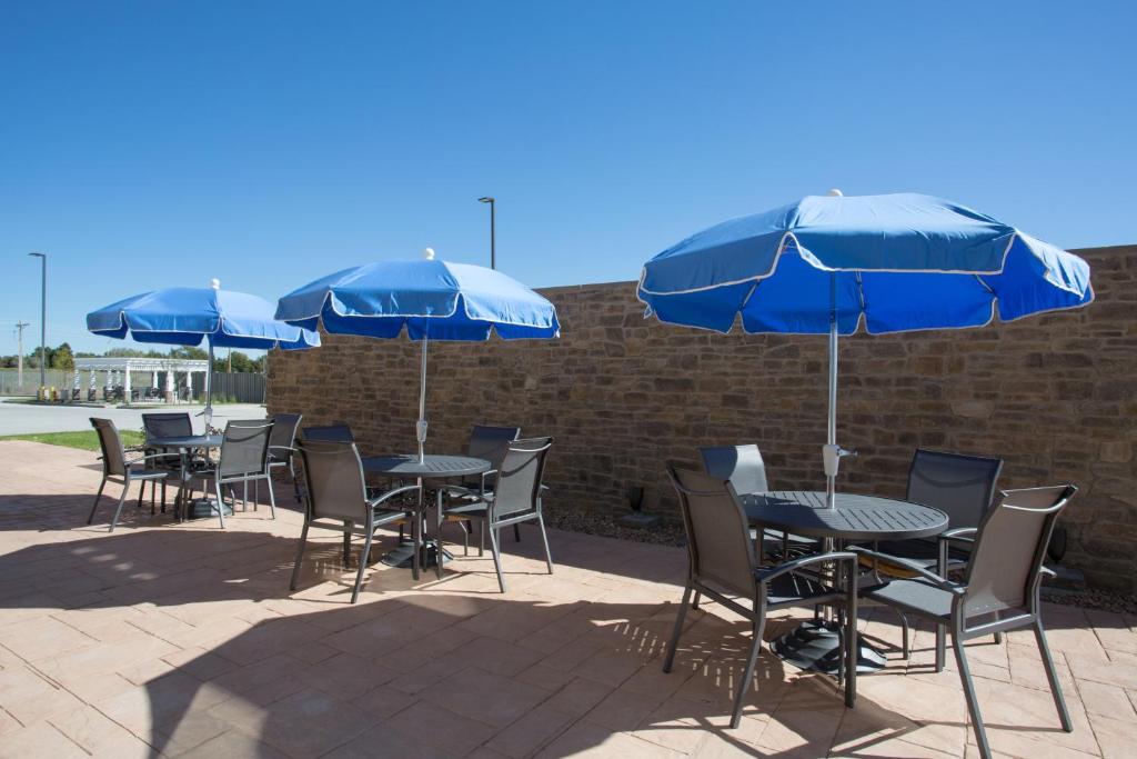 Fairfield Inn & Suites by Marriott Burlington - image 3