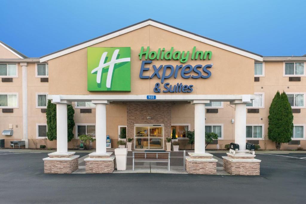 Holiday Inn Express Hotels & Suites Burlington an IHG Hotel - image 2