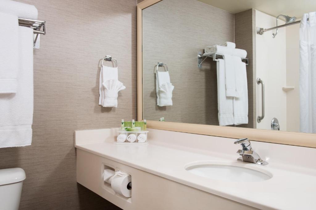 Holiday Inn Express Hotels & Suites Burlington an IHG Hotel - image 3