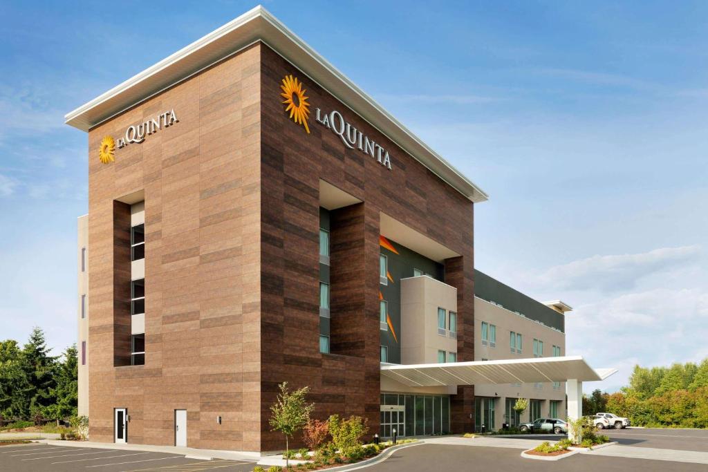 La Quinta Inn & Suites by Wyndham Burlington - main image