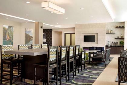 La Quinta Inn & Suites by Wyndham Burlington - image 3