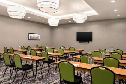 La Quinta Inn & Suites by Wyndham Burlington - image 7