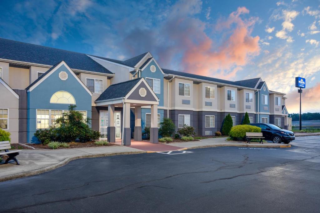 Microtel Inn & Suites by Wyndham Burlington - main image