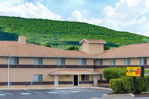 Super 8 by Wyndham Burnham/Lewistown - main image